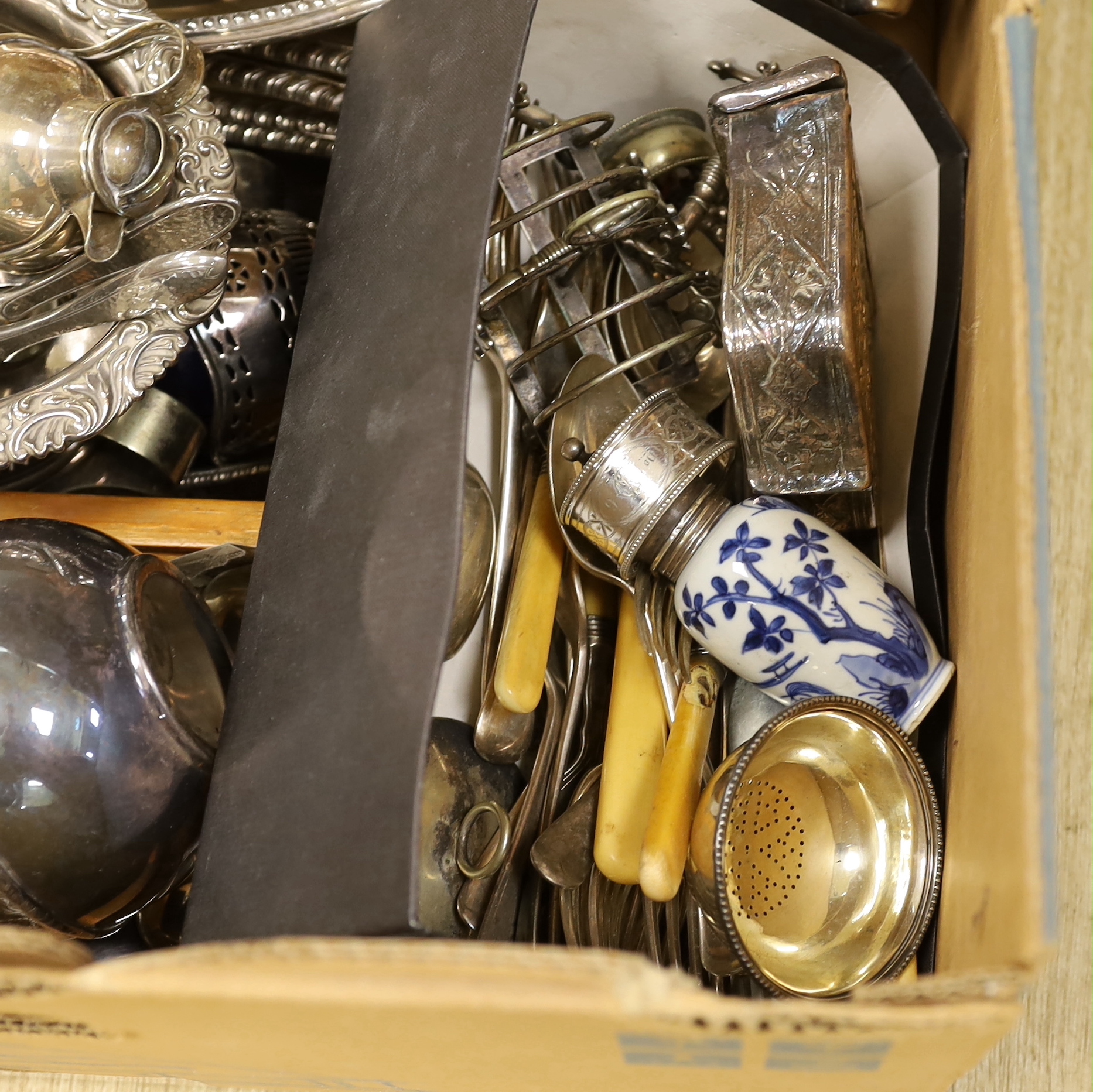 A collection of mixed plated ware